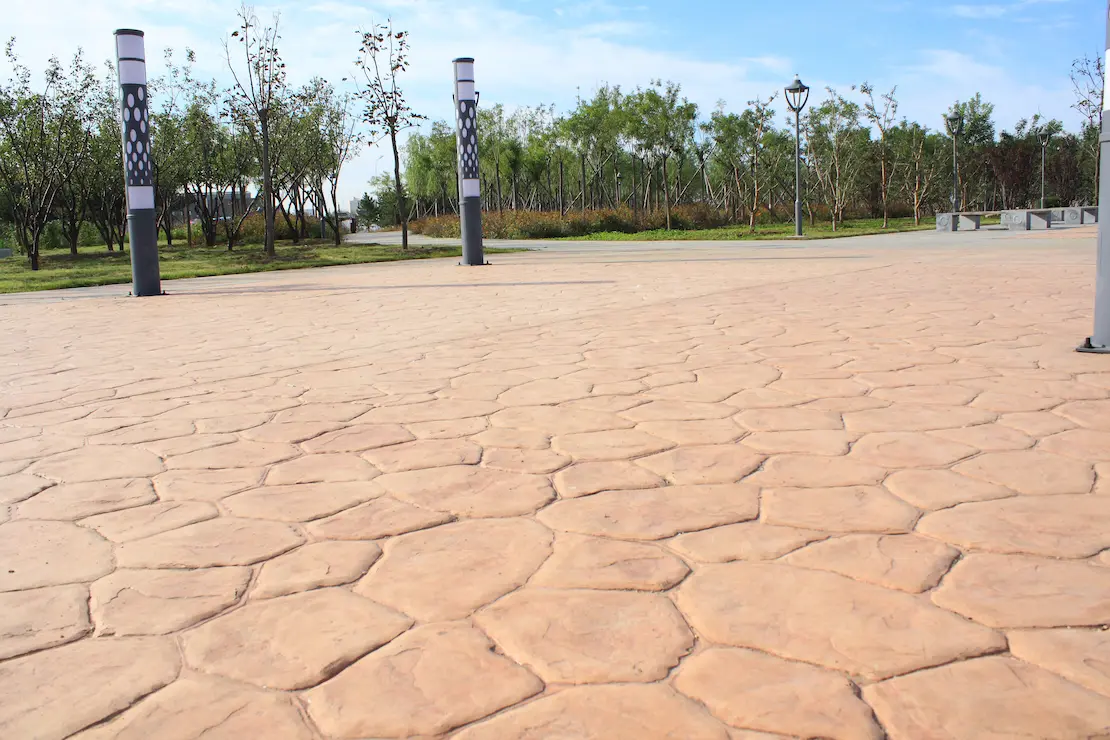 Zona de relajación de una universidad con pavimento de hormigón impreso